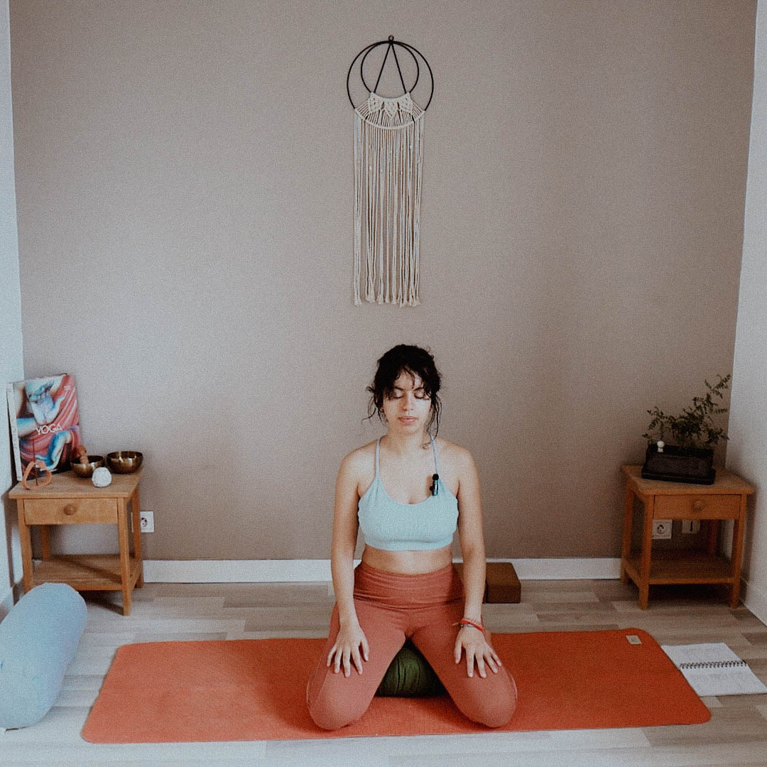 Linda est professeure de yoga à Saint-Malo